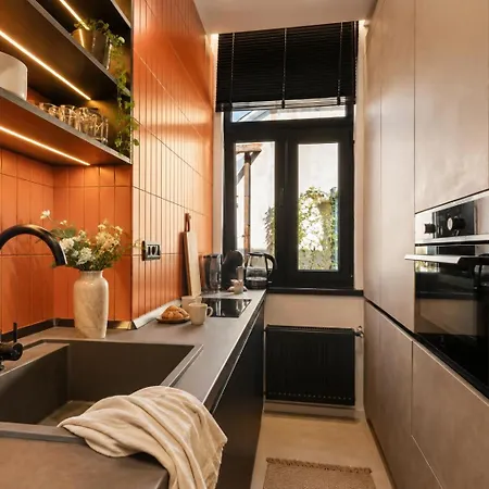 Stylish 2-bedroom With Balcony In