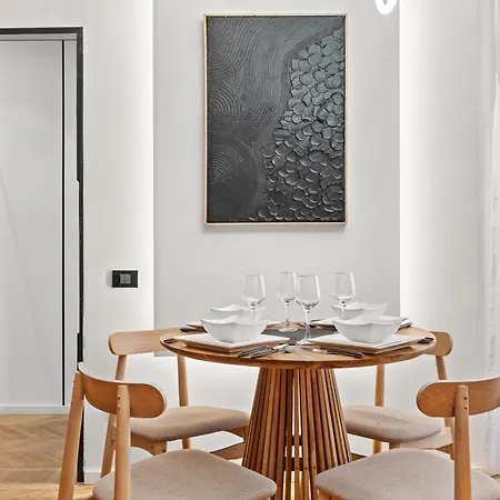 Stylish 2-bedroom With Balcony In *