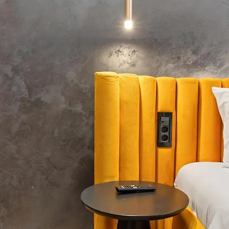 Stylish 2-bedroom With Balcony In