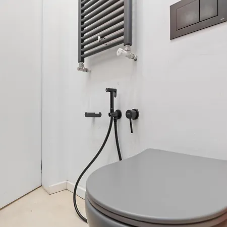 Stylish 2-bedroom With Balcony In