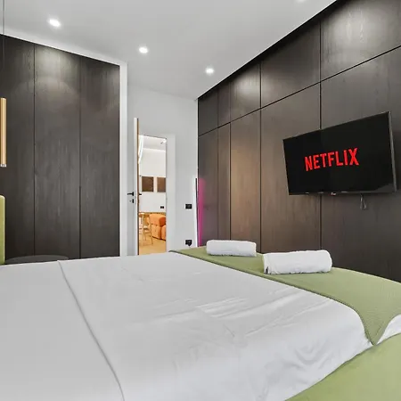 Stylish 2-bedroom With Balcony In
