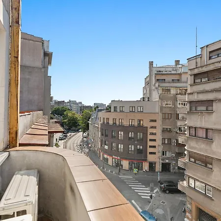 Stylish 2-bedroom With Balcony In